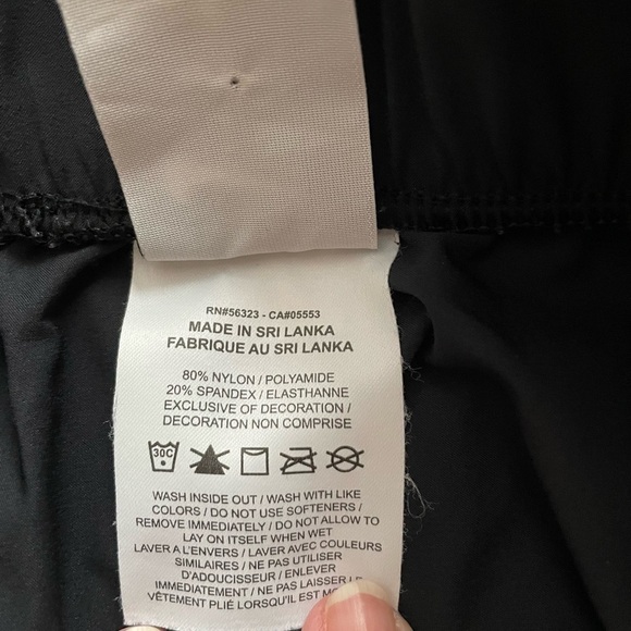 Womens black nike joggers. Elastic waist. Bottom right leg has spots. See photo - Picture 5 of 6